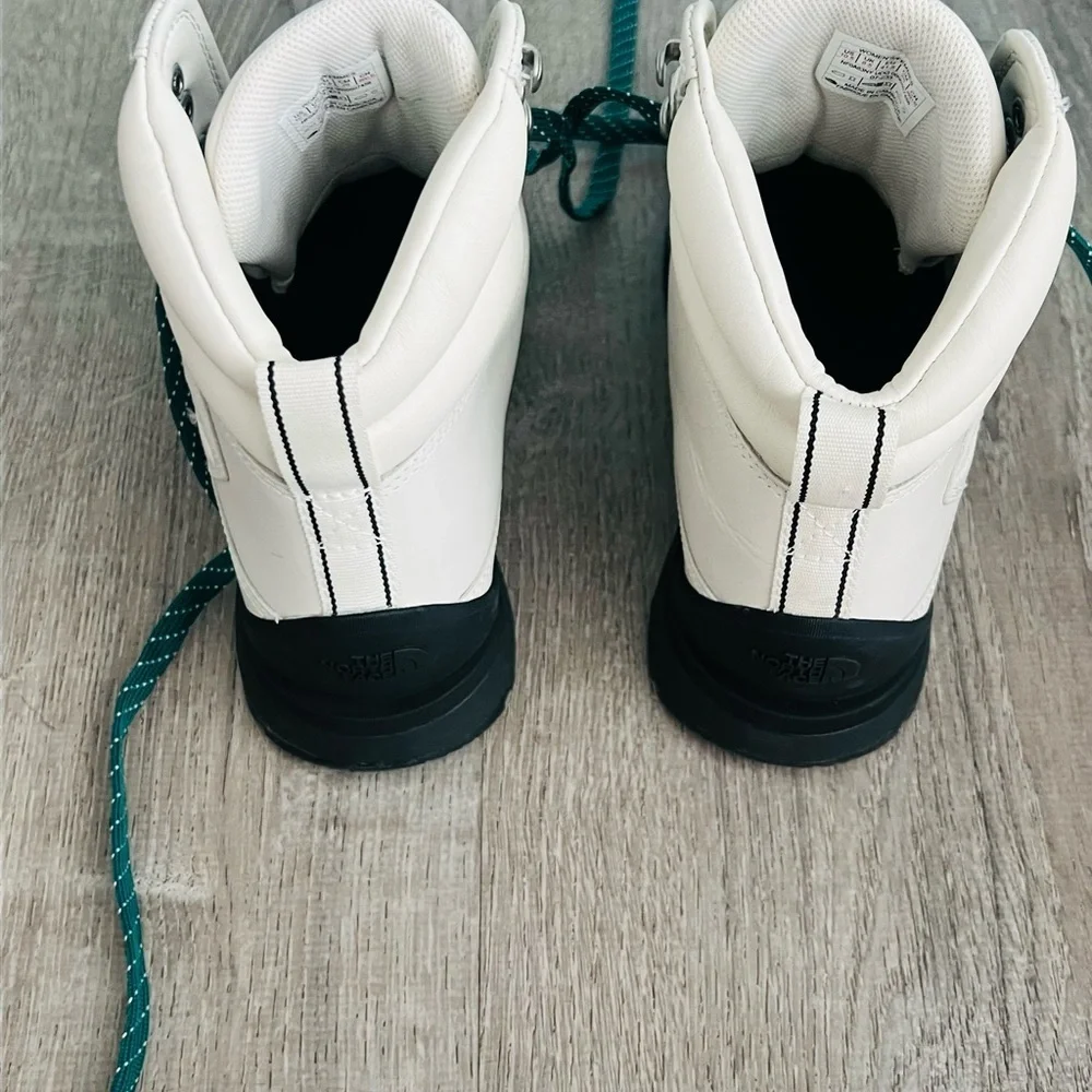 The North Face Berkeley IV White Boots with Teal Laces size 10.5 or 10 - Picture 4 of 6